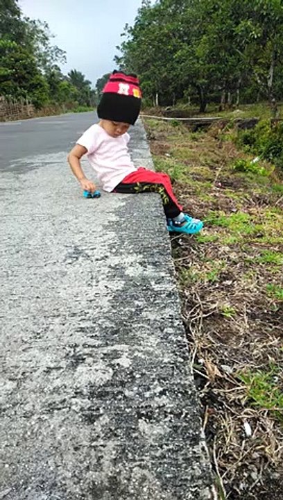 duduk_di_tepi_jalan_umum___mainan_anak_anak_indonesia(480p)