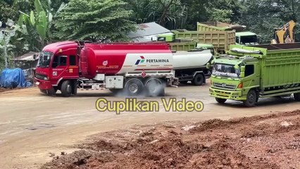 Semua Truk Ngedrift Ban Mengeluarkan Asap, Situasi Darurat Jalan Licin di Sitinjau Lauik Terbaru