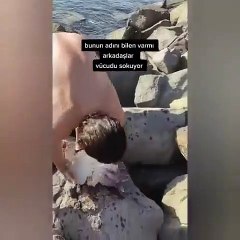 Denizanasını ahtapot sanıp yakalayınca olanlar oldu!