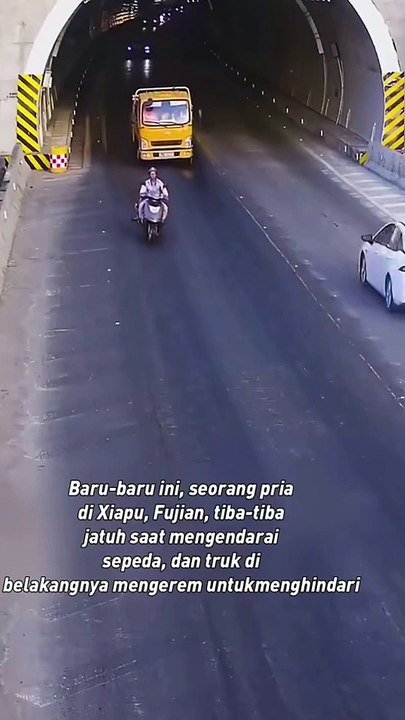 hampir mati orang ini kecelakaan di jalan raya