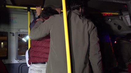 DUR İHTARINA UYMAYAN SÜRÜCÜ POLİS BARİKATINA TAKILDI, 'POLİSLERİ ŞAKA YAPAN ARKADAŞIM SANDIM' DEDİ