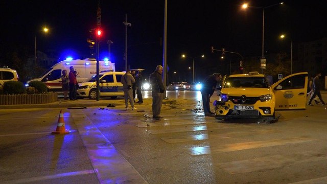 Bursa'da taksi ile otomobilin çarpıştığı kazada 3 kişi yaralandı