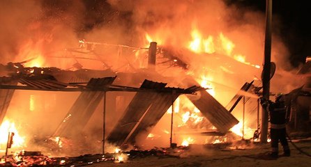 Komşu iki kardeşin evleri yangında kül oldu