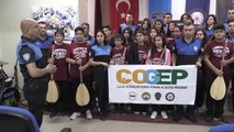 Öğrenciler polis desteğiyle bağlama eğitimi alıyor