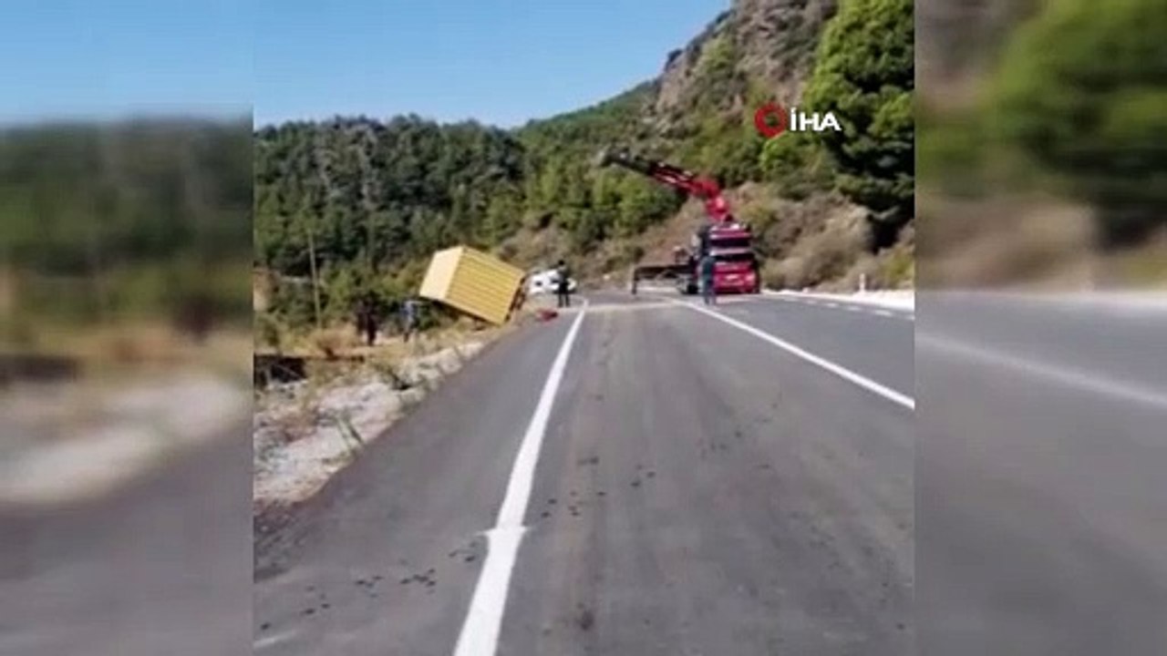 Antalya’da virajı alamayan bebek maması yüklü tır devrildi- 1 yaralı