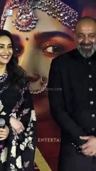 जब स्टेज पर एक दूसरे की तारीफ़ करने लगे संजय दत्त और माधुरी दीक्षित