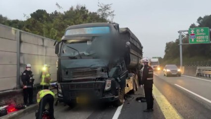 사고 화물차서 떨어진 볏짚에 차량 줄줄이 파손...3시간 뒤 추가 사고로 1명 부상 / YTN