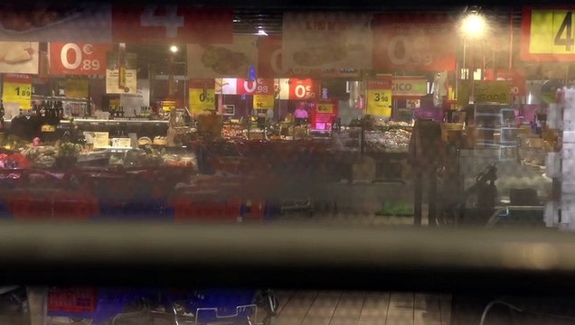 Milano, uomo accoltella 5 persone in un supermercato: i rilievi dei carabinieri