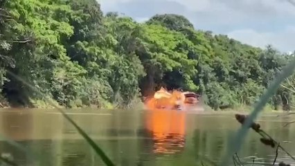 La policía colombiana destruye balsas de extracción de oro ilegales