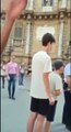 I vigili urbani di Palermo aiutano una ragazzina francese in lacrime a ritrovare i genitori