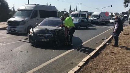 Otomobiller çarpıştı, birinin tekeri fırladı: 2 yaralı