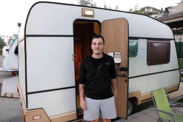 Kiralık ev fiyatlarını yüksek bulan öğrenci karavanda yaşıyor