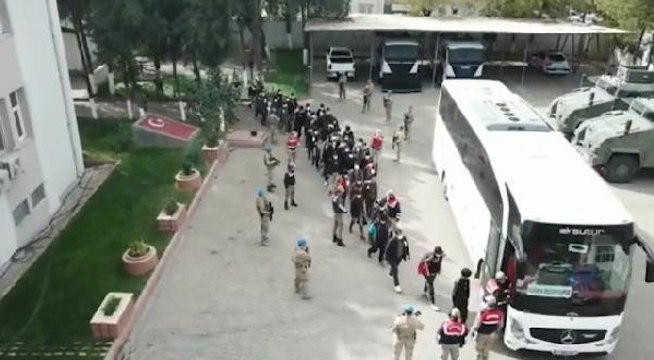 SÜRÜCÜSÜ 'DUR' İHTARINA UYMAYAN MİNİBÜSTEN 45 KAÇAK GÖÇMEN ÇIKTI