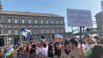 Marcia per la pace, ragazzi intonano cori da stadio contro la Roma