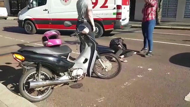 Mulher sofre suspeita de fratura na perna em acidente de trânsito no Centro