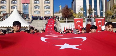 'Cumhuriyet Kortejinde' açılan 50 metre uzunluğundaki Türk bayrağı görsel şölen oluşturdu