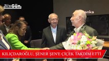 Kılıçdaroğlu, Şener Şen'e tiyatro oyununun ardından çiçek takdim etti: O anlar kameralara böyle yansıdı