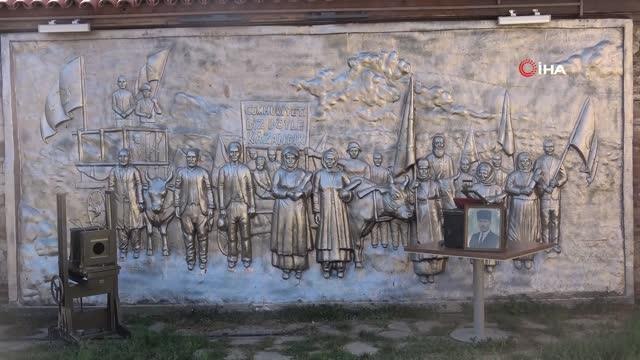 Cumhuriyeti biz böyle kazandık isimli kareyi ölümsüzleştiren tarihi fotoğraf makinesi Uşak Kent Müzesi'ne hediye edildi