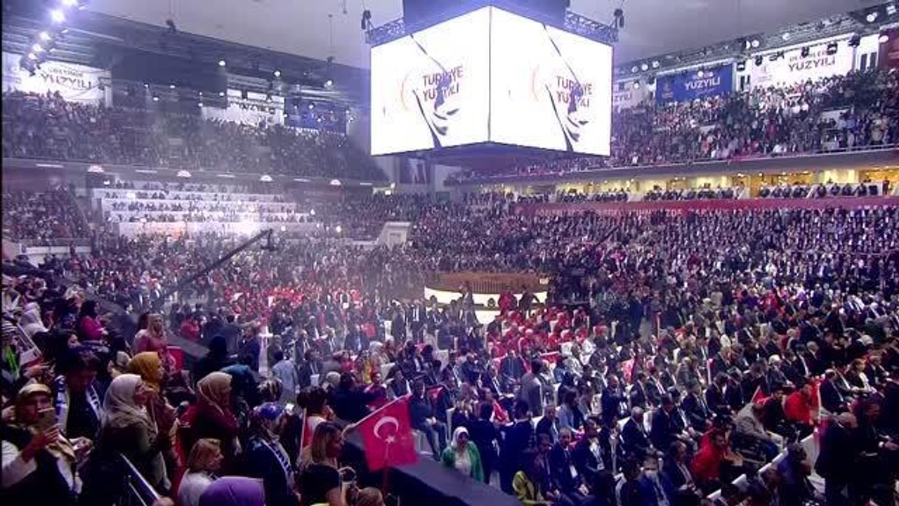 Cumhurbaşkanı Erdoğan, "Türkiye Yüzyılı" Tanıtım Toplantısı'na katılan vatandaşları selamladı
