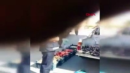 Zabıtadan yaşlı seyyar satıcıya sokak ortasında dayak