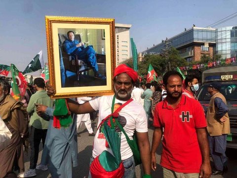 Pakistan'ın eski Başbakanı Khan binlerce destekçisiyle İslamabad'a gidiyor