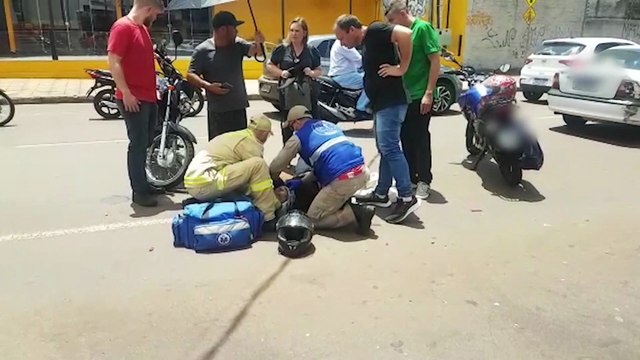 Motociclista sofre fratura no braço após acidente de trânsito no Centro