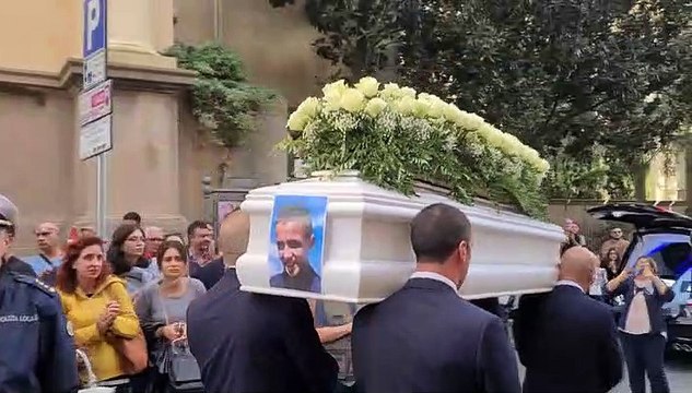 La tragedia di Catanzaro, l'estremo saluto e gli interrogativi dell'arcivescovo
