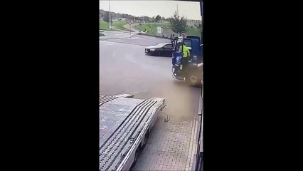 Ce camion n'a pas vu la voiture neuve juste devant lui