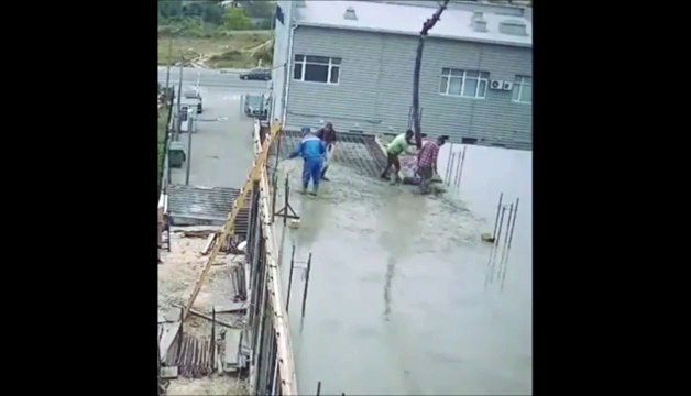 Des ouvriers très chanceux : la dalle de béton du 1er étage s'effondre
