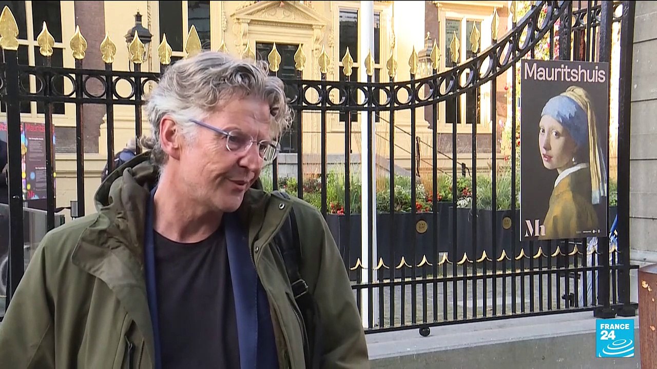 Climate activist glues his head to Vermeer's painting "The Girl with a Pearl Earring"