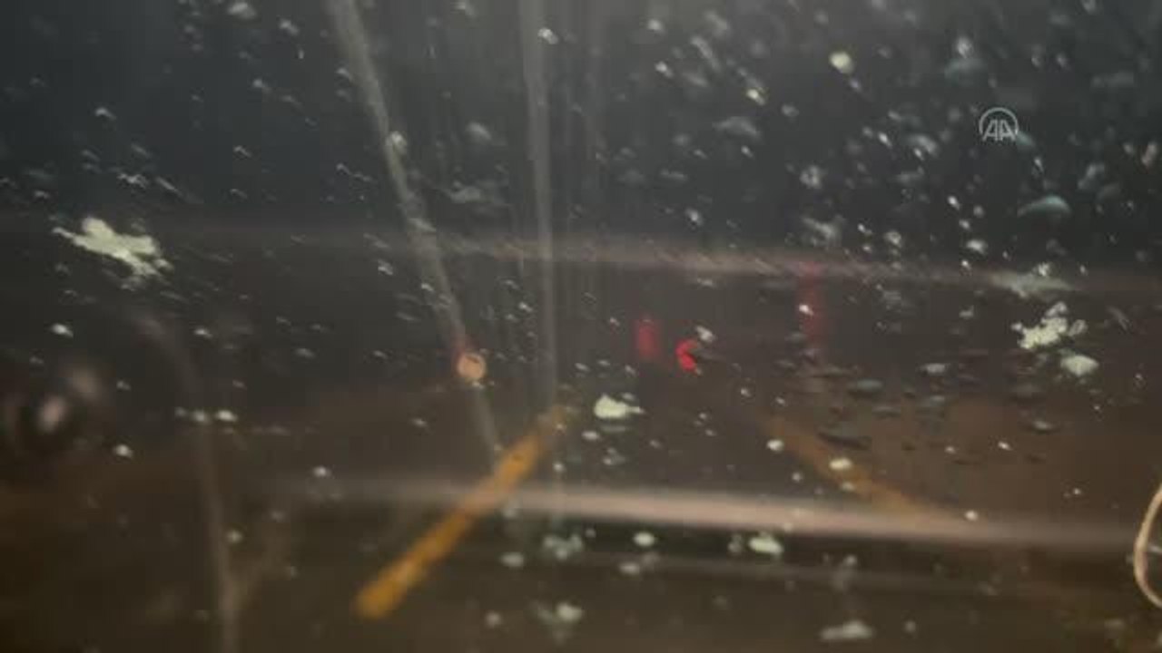 Ardahan-Şavşat kara yolunda etkili olmaya başlayan kar ve tipi ulaşımı aksatıyor