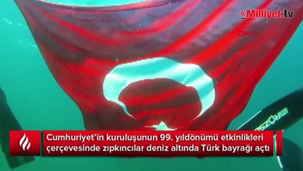 Zıpkıncılar deniz altında 29 Ekim kutlaması yaptı