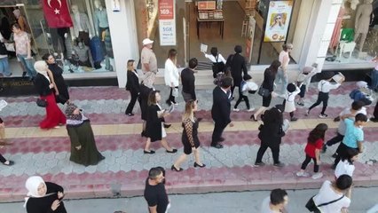 Anaokulu öğrencileri Cumhuriyetin ilanını duyuran gazete dağıttı