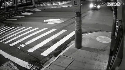 Caixão cai de carro funerário em encruzilhada e quase é atropelado por ônibus
