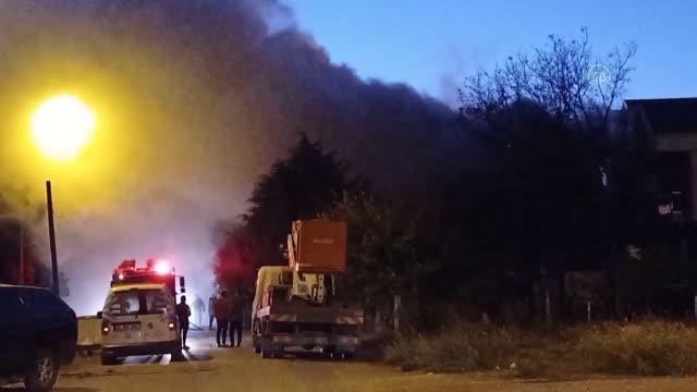 Silivri'de tek katlı ahşap bina yangın sonucu kullanılamaz hale geldi