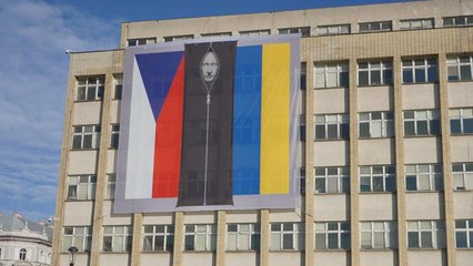 Çekya'da bakanlık binasına Putin'in ceset torbasında fotoğrafı asıldı