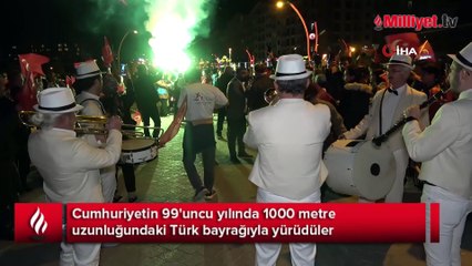 Cumhuriyetin 99'uncu yılında 1000 metre uzunluğundaki Türk bayrağıyla yürüdüler