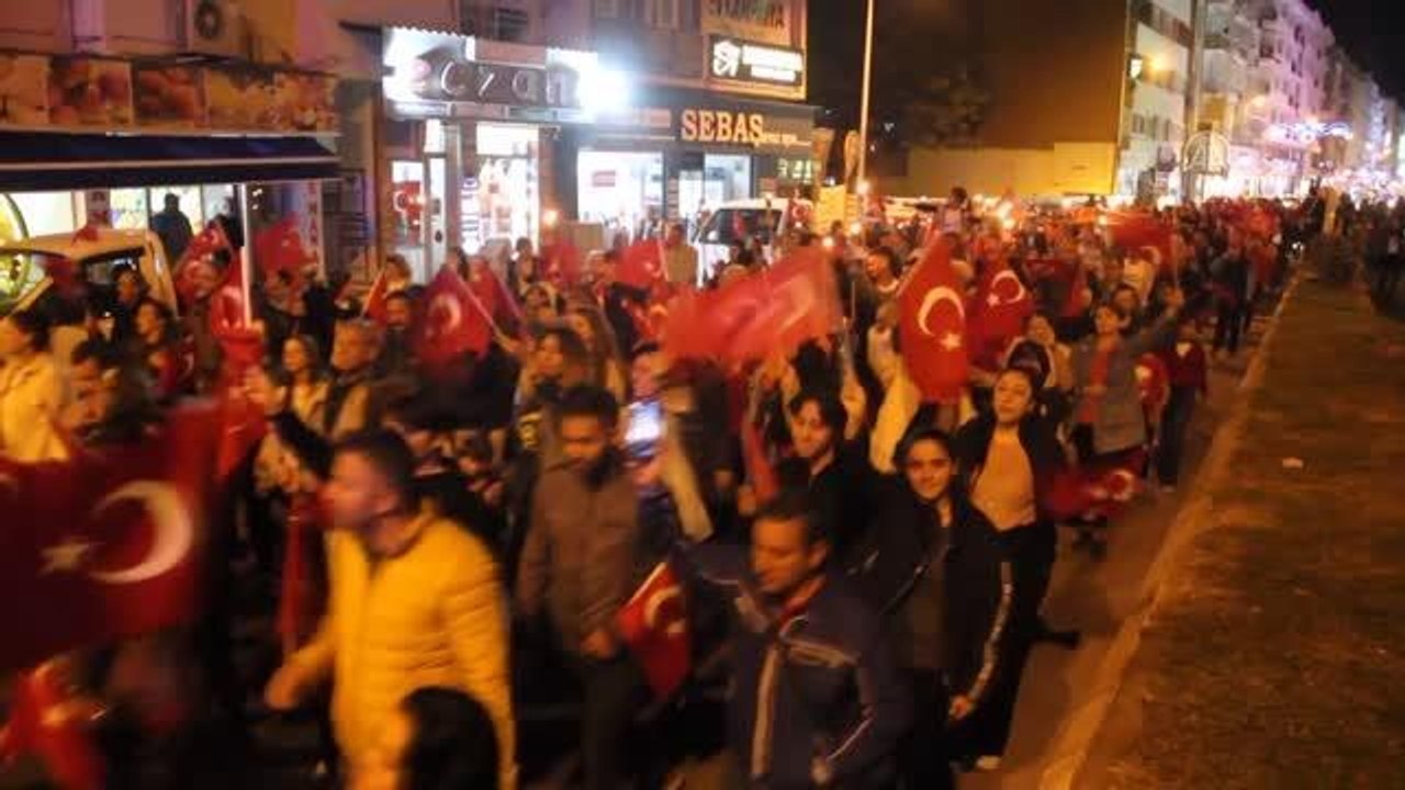 Söke'de 29 Ekim Cumhuriyet Bayramı nedeniyle fener alayı ve konser düzenlendi