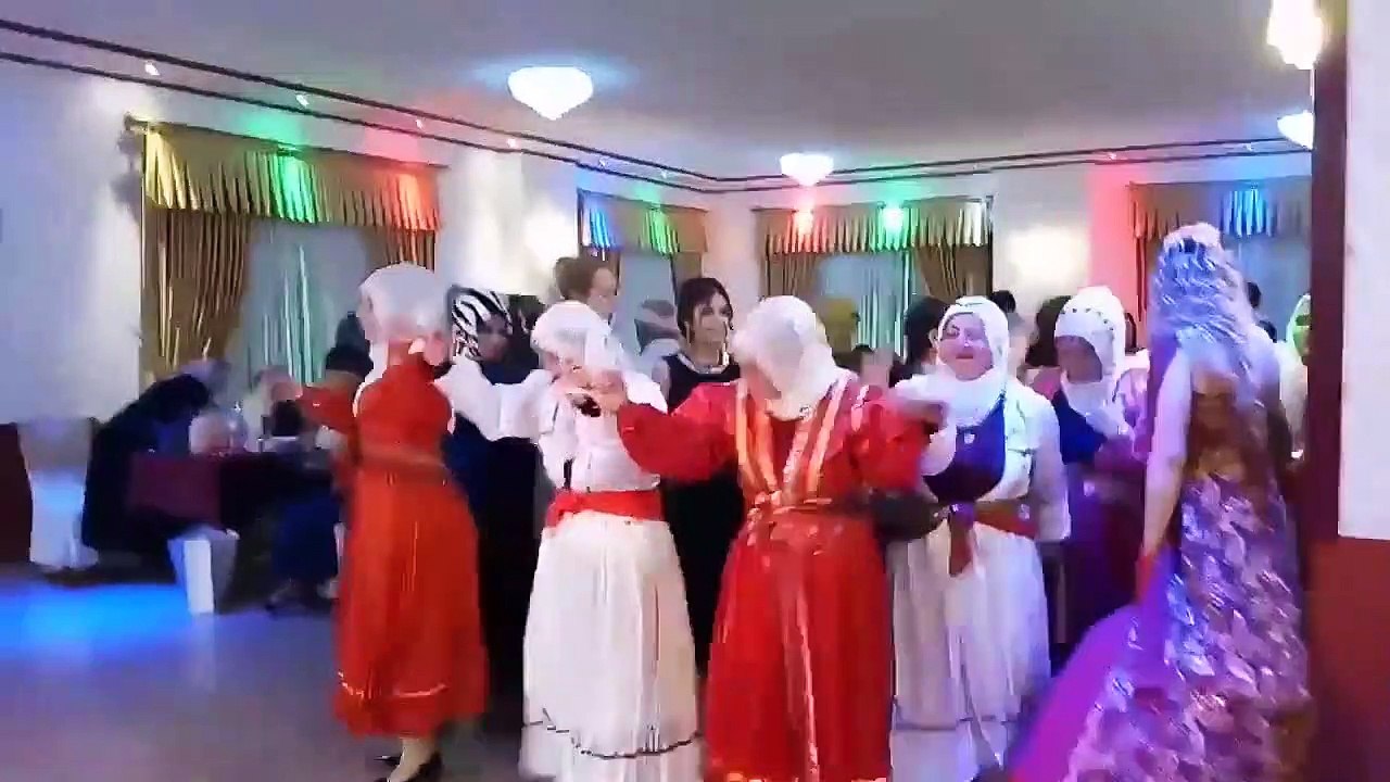 Yöresel Kıyafetlerle Yöresel Halk Oyunları