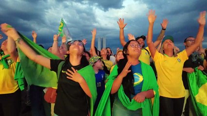 Evangélicos oram por Bolsonaro em Brasília