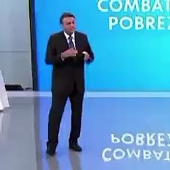Bolsonaro se desequilibra durante debate e quase cai; veja vídeo
