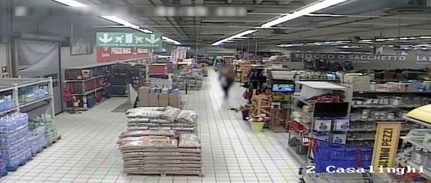 Assago, aggressione al centro commerciale: il momento in cui l'uomo prende il coltello