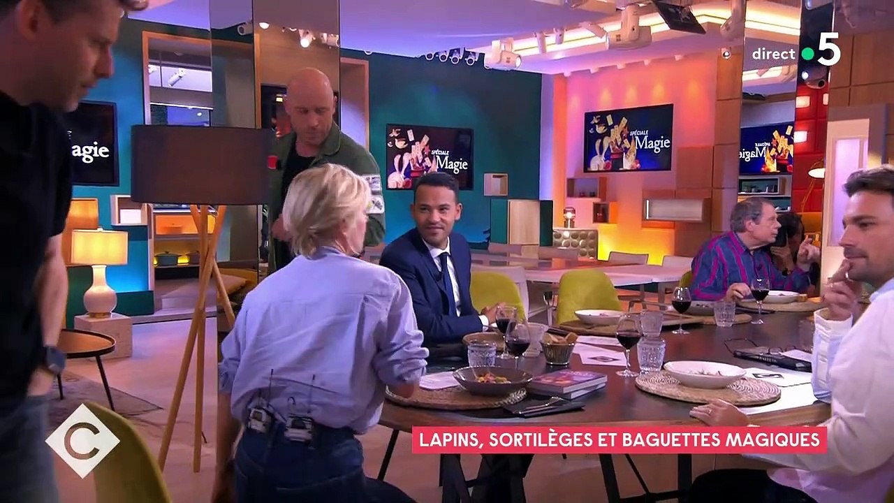 GALA VIDÉO - Anne-Elisabeth Lemoine crie de peur : grosse frayeur dans C à Vous