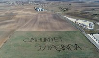 Kırklareli'nde bir çiftçi tarlasına traktörüyle Cumhuriyet 99 yaşında yazdı