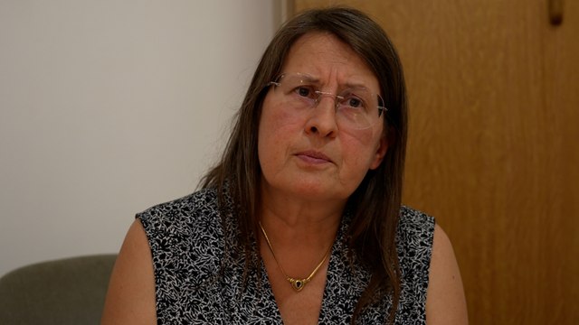 Suspendue malgré ses trois doses de vaccin Covid, cette gynécologue veut laver son honneur