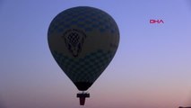 KAPADOKYA'DA BALONLAR, TÜRK BAYRAĞI VE ATATÜRK POSTERLERİ İLE HAVALANDI