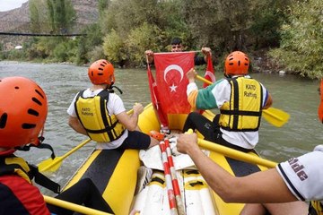 Şırnak'ta Cumhuriyet Bayramı rafting ile kutlandı