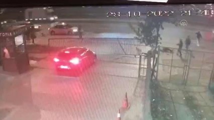 Esenyurt'ta otopark kapısına çarparak 3 kişiyi yaralayan sürücü aranıyor