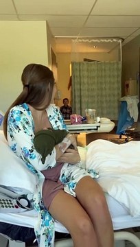 Grand frère rencontre petit frère pour la première fois - Buzz Buddy