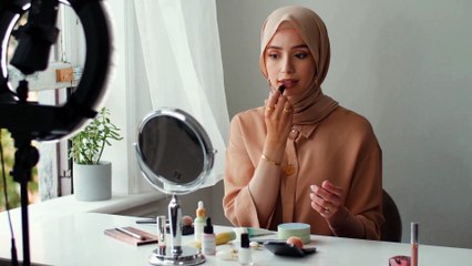 Tes Psikologi: Bentuk Ujung Lipstik yang Digunakan Akan Mengungkapkan Kepribadianmu